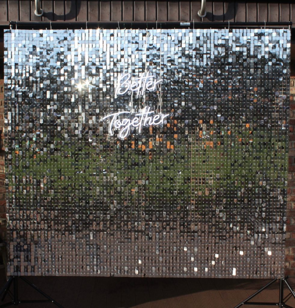 Bildwerk Paillettenwand 210x240 1 cropped1000