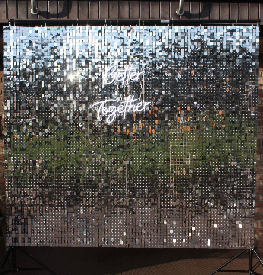 Bildwerk Paillettenwand 210x240 1 cropped1000