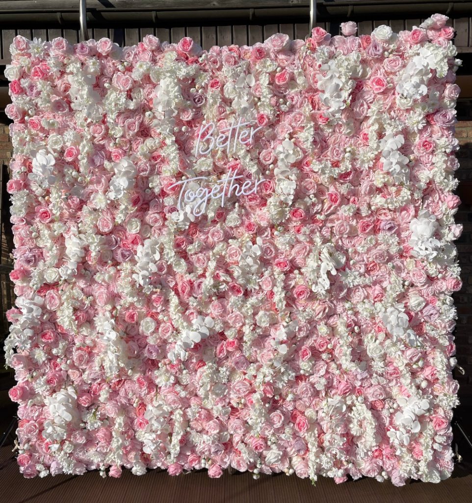 Bildwerk WeissRosaBlumenwand 240x240 cropped 1000